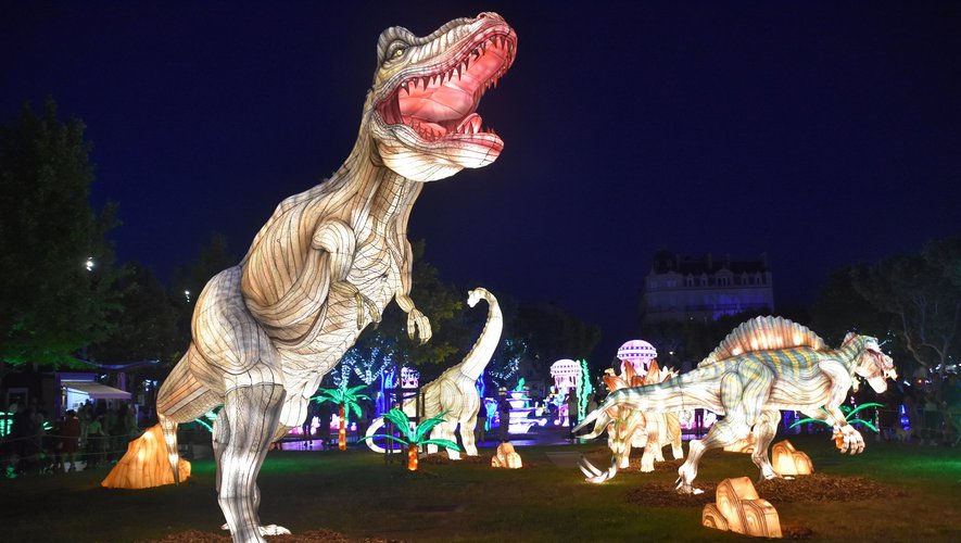 dinosaur lamp scene for Beziers, France - Festival des Lanternes
